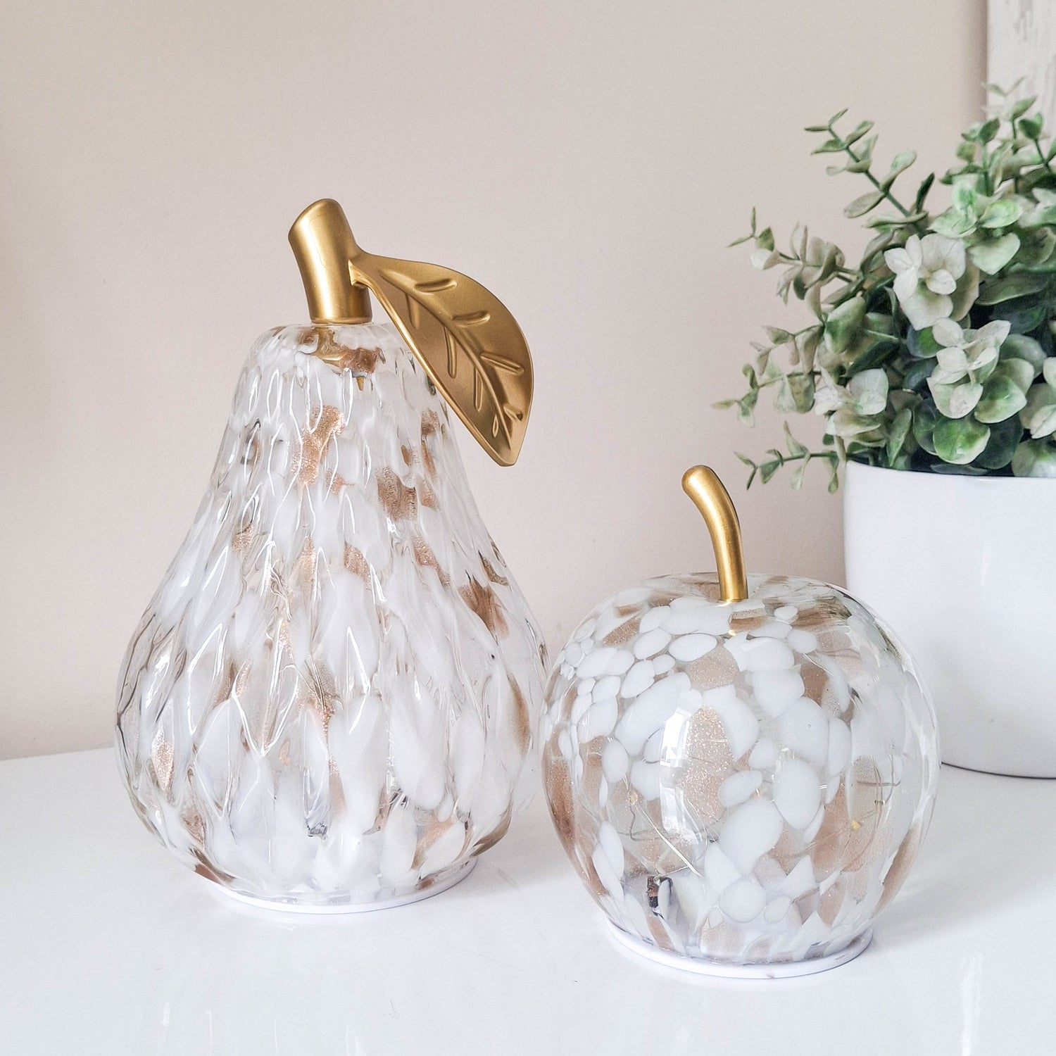 Mottle White &amp; Amber Diamond Cut LED Glass Pear