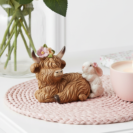 Mini Highland Cow wth Bunny