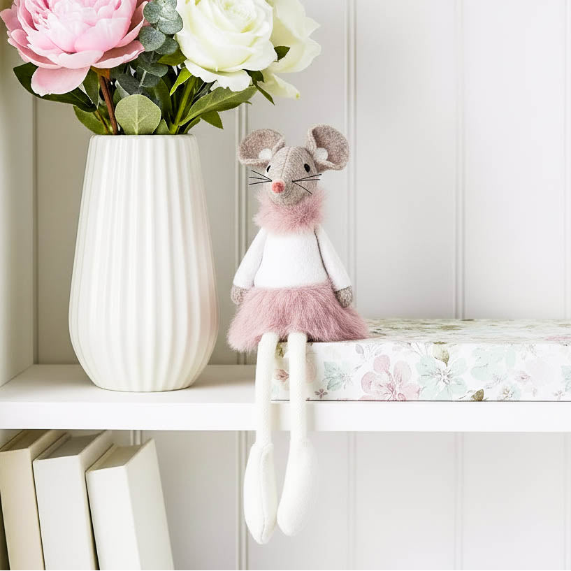 Pink Skirt &amp; Collar Sitting Mouse